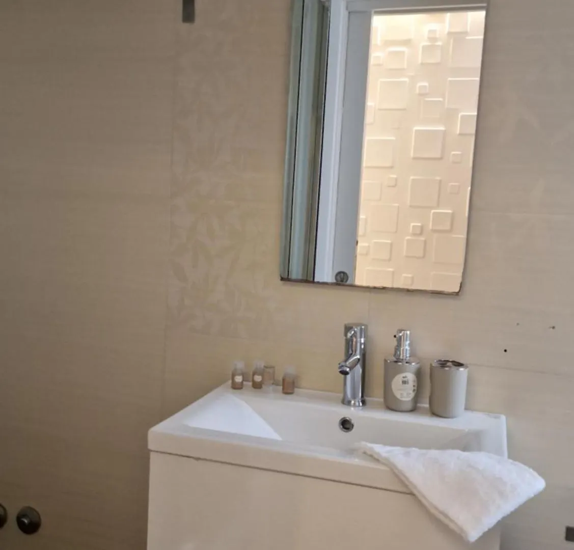 **  Living Bed & Breakfast Rome Italy